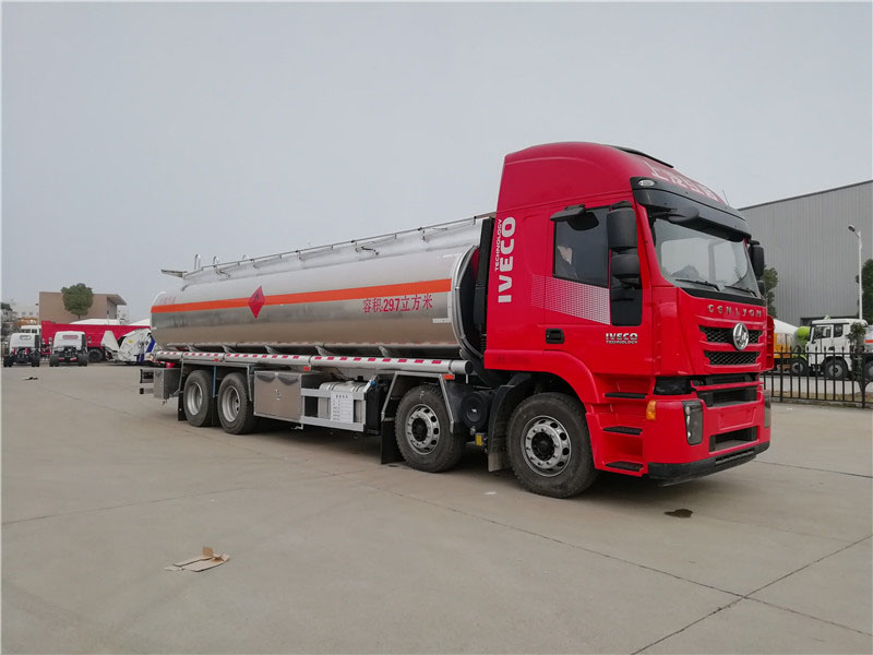上汽紅巖29.7方前四后八鋁合金運(yùn)油車，20噸運(yùn)油車