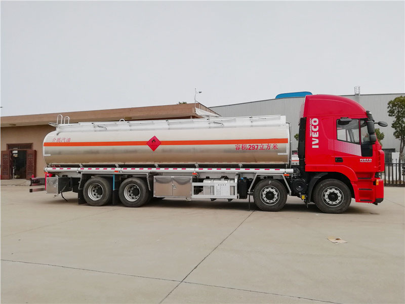 上汽紅巖29.7方前四后八鋁合金運(yùn)油車，20噸運(yùn)油車