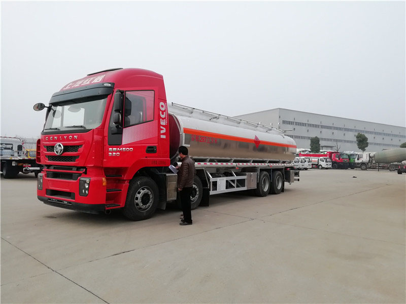 上汽紅巖29.7方前四后八鋁合金運油車，20噸運油車