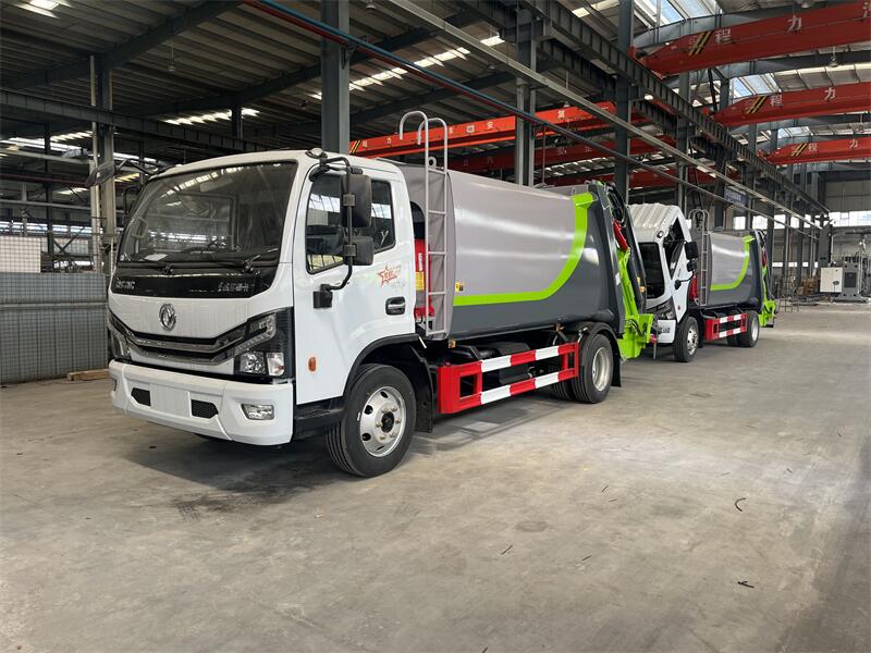 8立方東風(fēng)D7壓縮式垃圾車(chē)