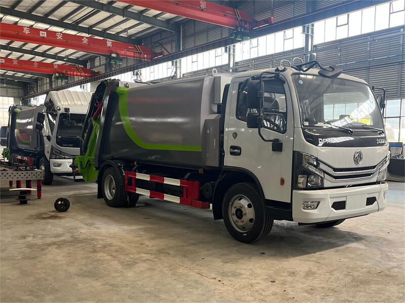 8立方東風(fēng)D7壓縮式垃圾車(chē)
